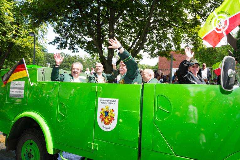 Menschen bei einem Festumzug.