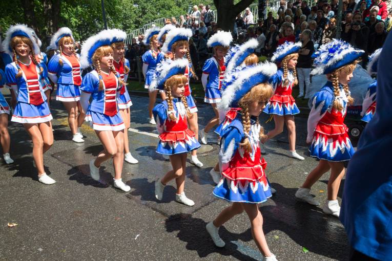 Menschen bei einem Festumzug.