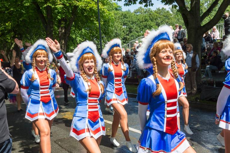 Menschen bei einem Festumzug.