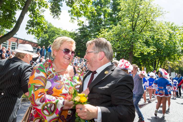 Menschen bei einem Festumzug.