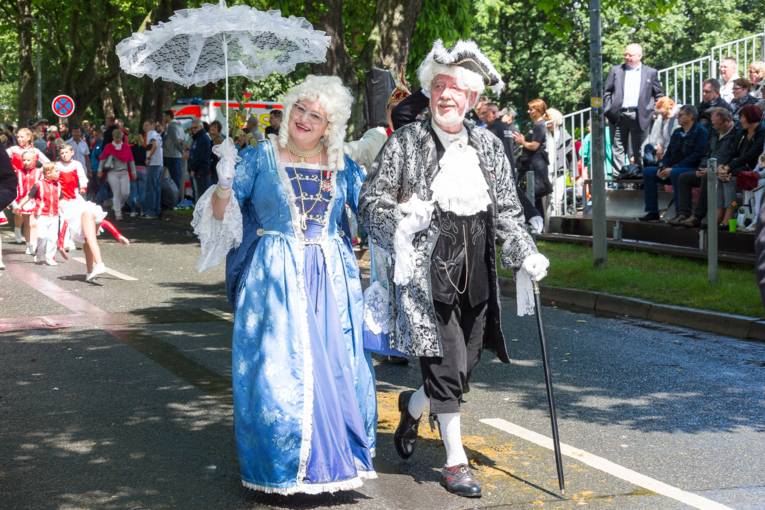Menschen bei einem Festumzug.