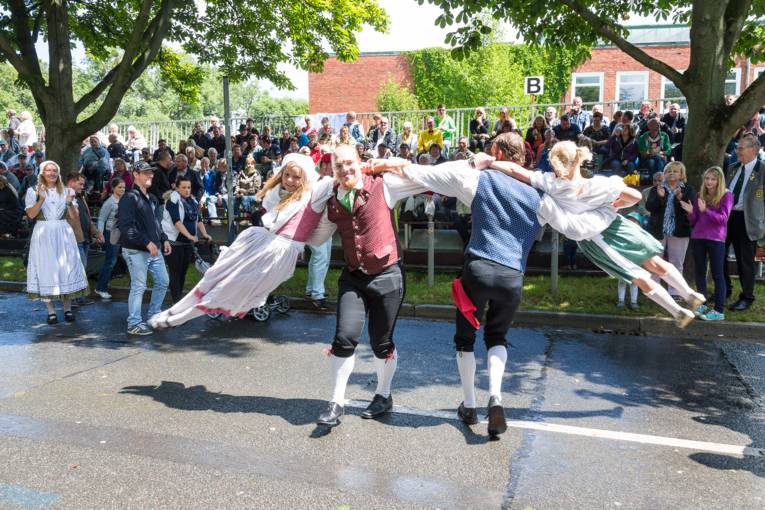 Menschen bei einem Festumzug.