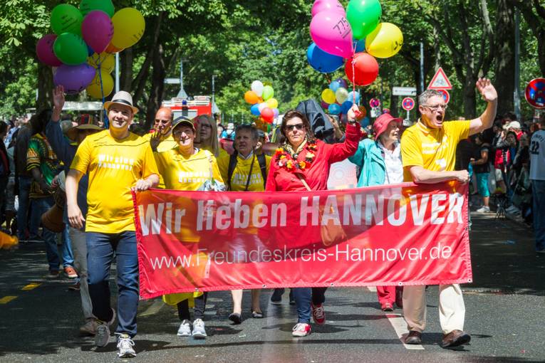 Menschen bei einem Festumzug.