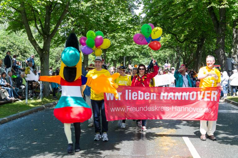 Menschen bei einem Festumzug.