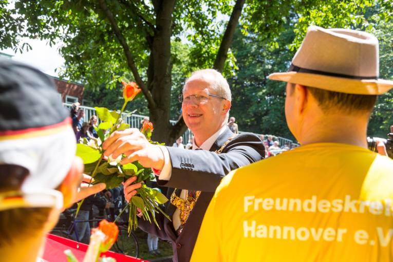 Menschen bei einem Festumzug.