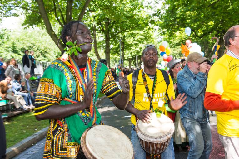 Menschen bei einem Festumzug.