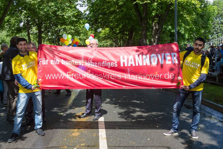 Menschen bei einem Festumzug.