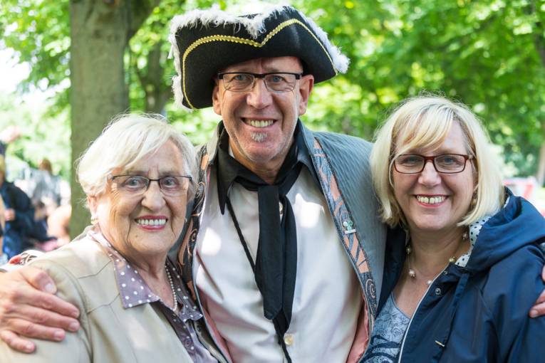 Menschen bei einem Festumzug.