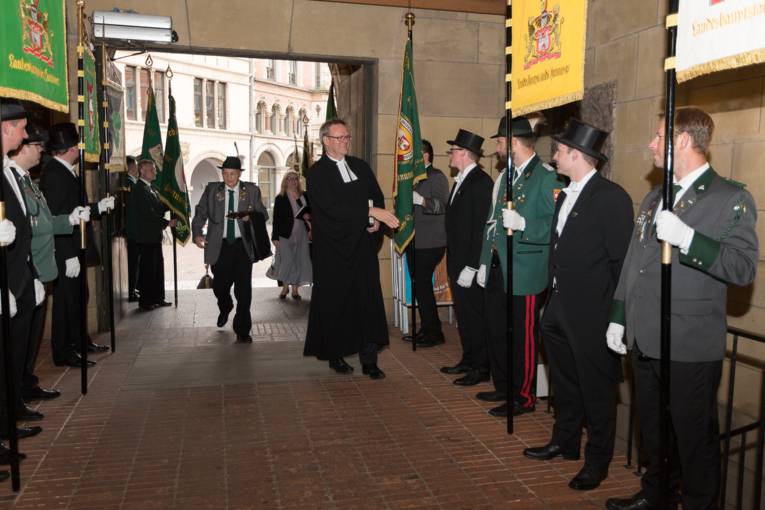 Menschen beim Gottesdienst in einer Kirche. 