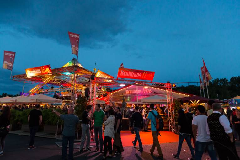 Abendliches Treiben auf einem Festplatz. 