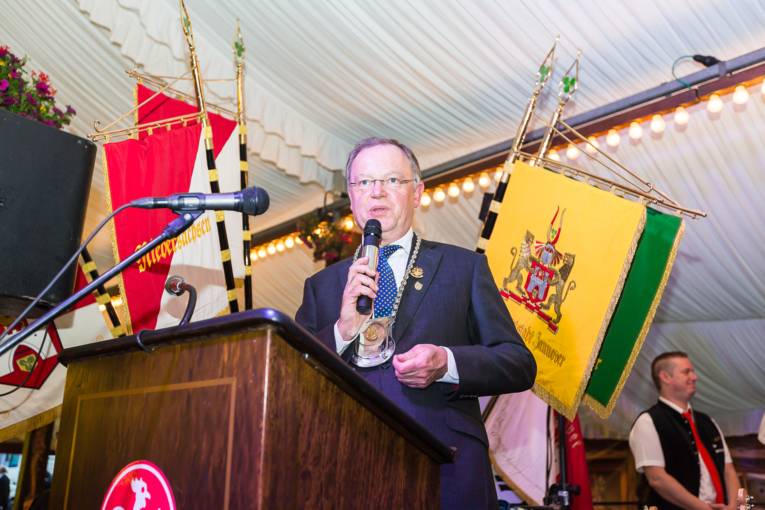 Abendliches Treiben auf einem Festplatz. 