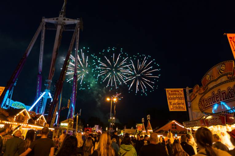 Abendliches Treiben auf einem Festplatz. 