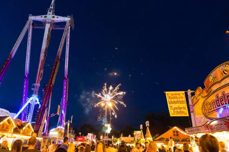 Abendliches Treiben auf einem Festplatz. 