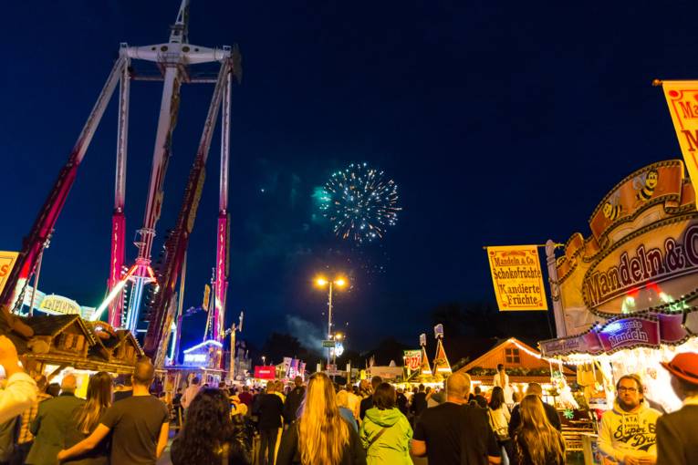 Abendliches Treiben auf einem Festplatz. 