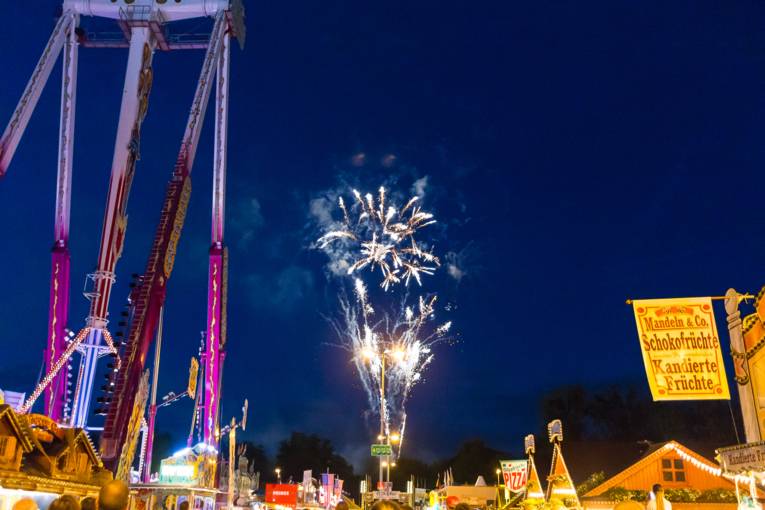 Abendliches Treiben auf einem Festplatz. 