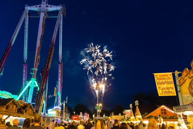 Abendliches Treiben auf einem Festplatz. 