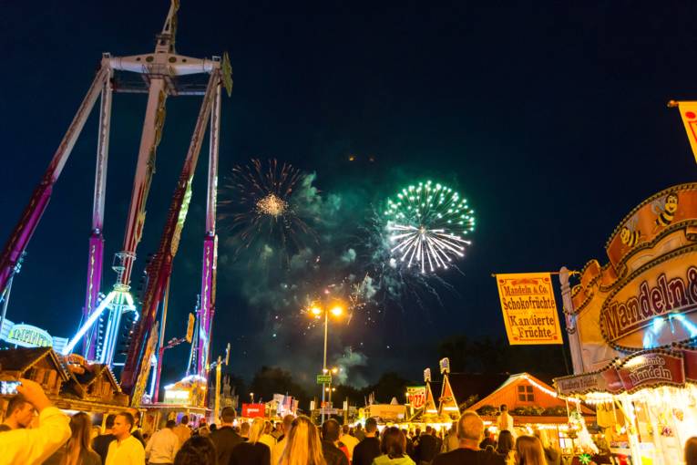 Abendliches Treiben auf einem Festplatz. 