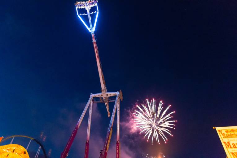 Abendliches Treiben auf einem Festplatz. 