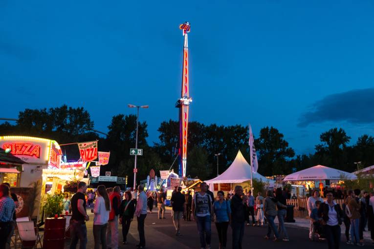 Abendliches Treiben auf einem Festplatz. 