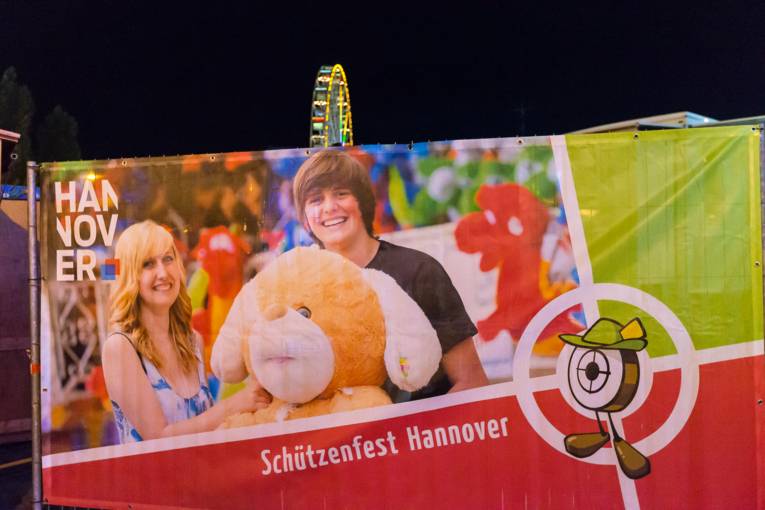 Abendliches Treiben auf einem Festplatz. 
