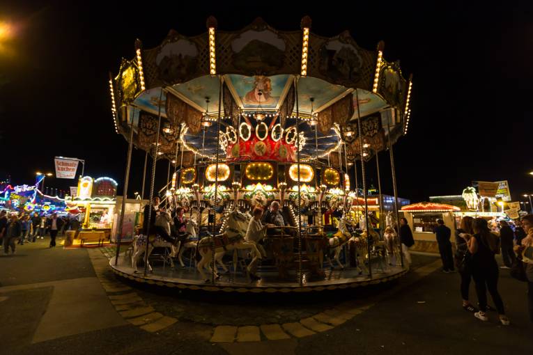 Abendliches Treiben auf einem Festplatz. 