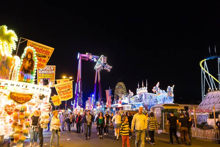 Abendliches Treiben auf einem Festplatz. 