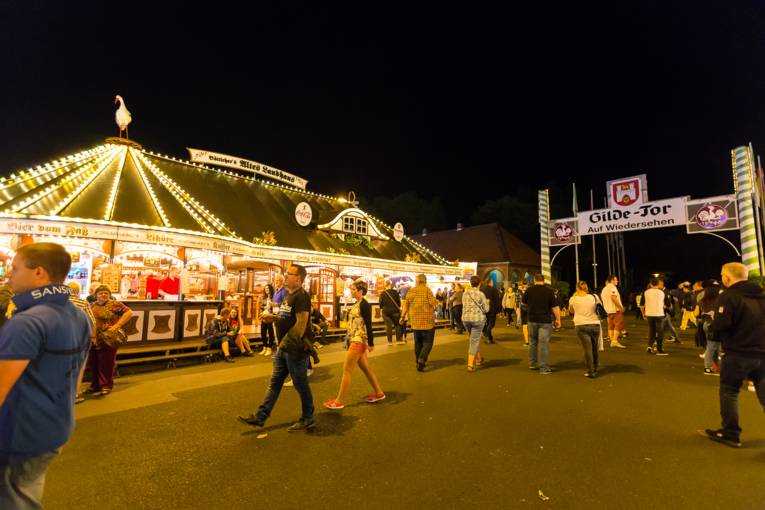 Abendliches Treiben auf einem Festplatz. 