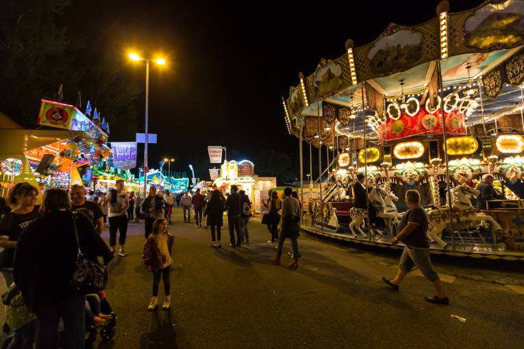 Abendliches Treiben auf einem Festplatz. 