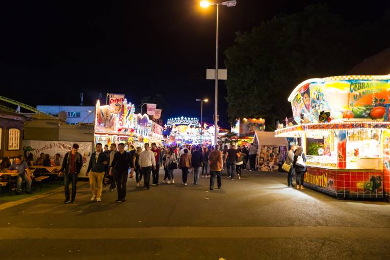 Abendliches Treiben auf einem Festplatz. 