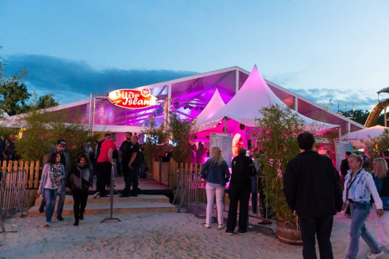 Abendliches Treiben auf einem Festplatz. 