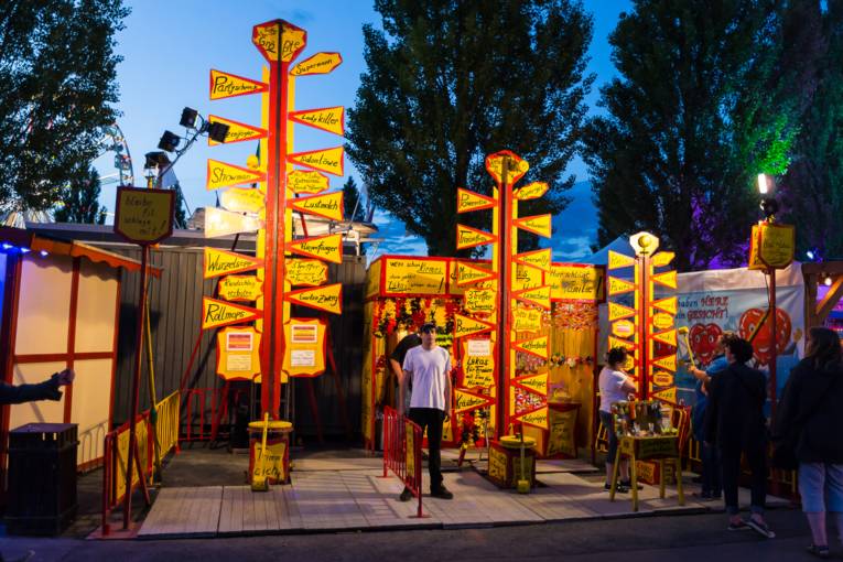 Abendliches Treiben auf einem Festplatz. 