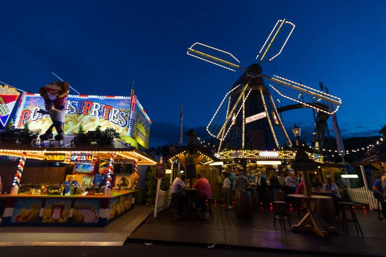 Abendliches Treiben auf einem Festplatz. 