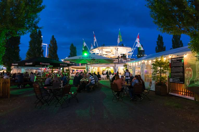 Abendliches Treiben auf einem Festplatz. 