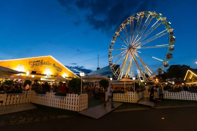 Abendliches Treiben auf einem Festplatz. 