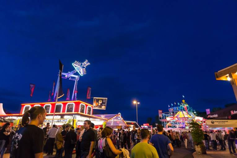 Abendliches Treiben auf einem Festplatz. 