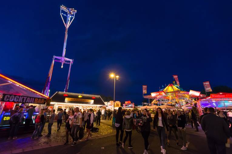 Abendliches Treiben auf einem Festplatz. 