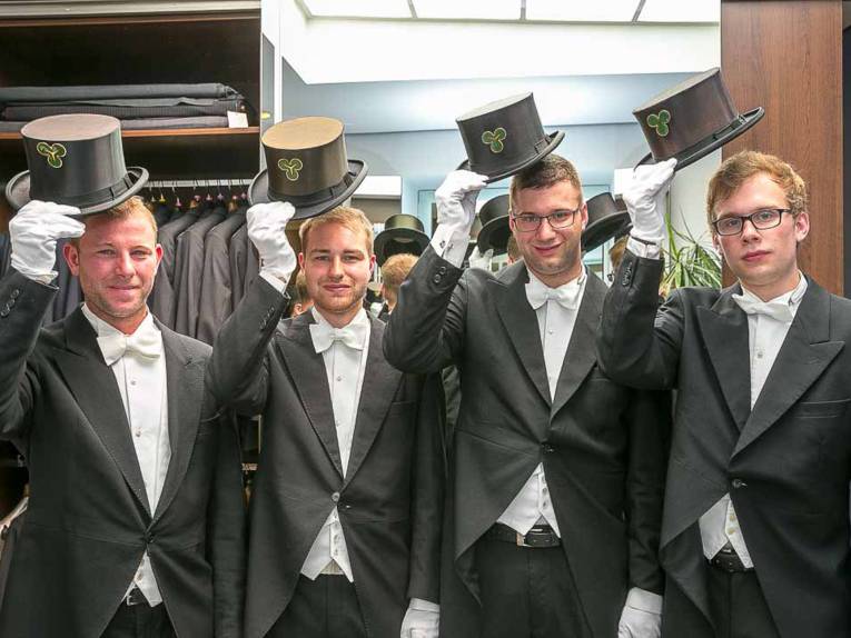 Vier Männer in Uniform. 