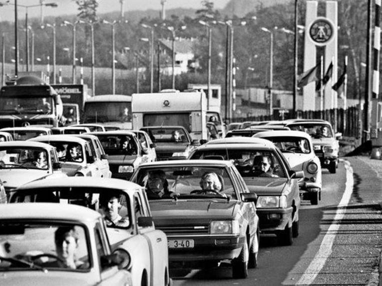 Schwarz/weiß-Aufnahme mit Autos.