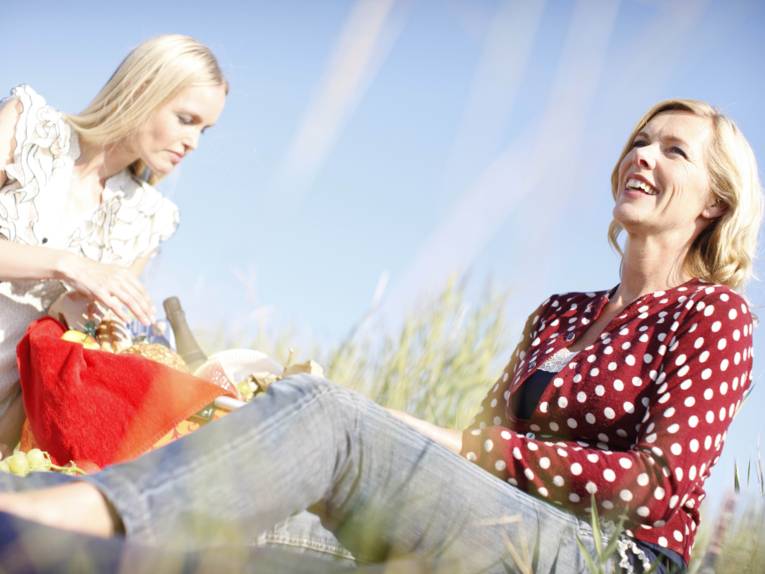 Zwei Frauen beim Picknick.