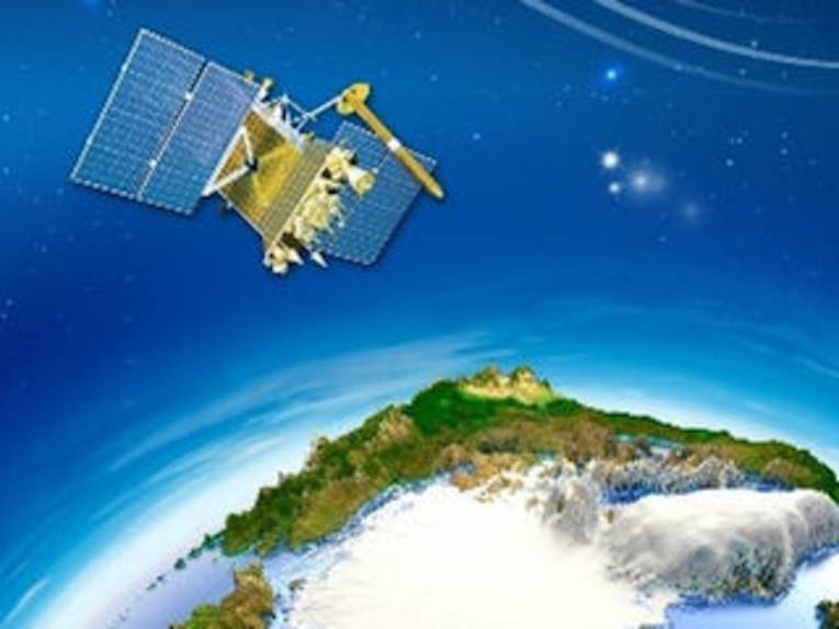 Stilisierte Zeichnung: Ein Satellit schwebt im himmelblauen All über der Erde.