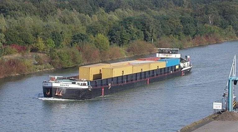 Binnenschiff mit Containern