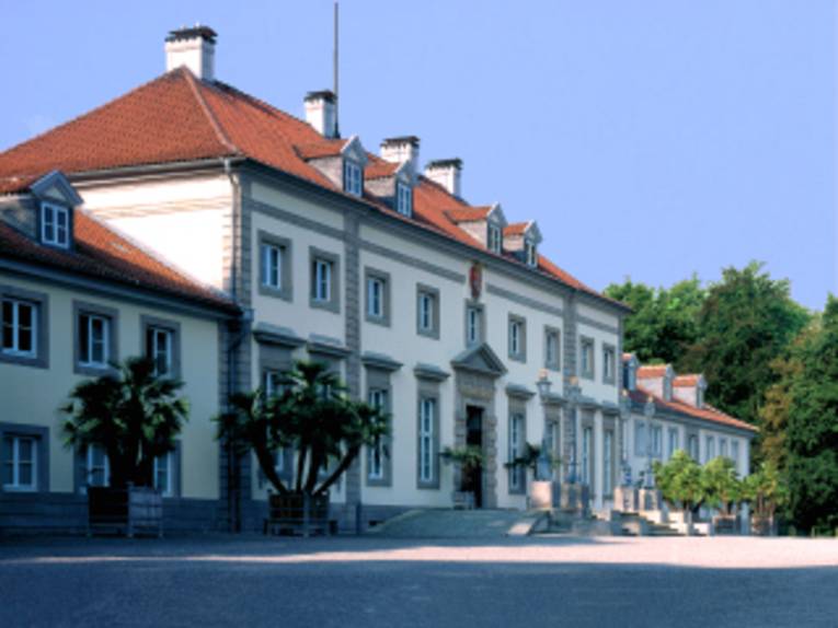  Das Deutsche Museum für Karikatur und Zeichenkunst, das in einem historischen Gebäude untergebracht ist, von außen.