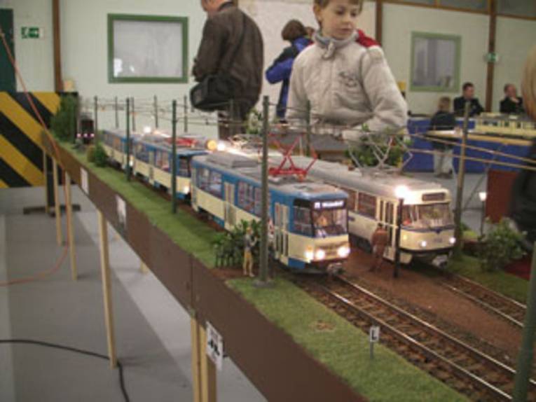 Modelle von alten Straßenbahnen.