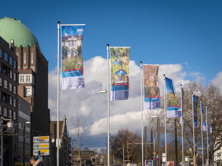 Die neuen Fahnenmasten am Steintor.