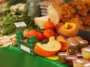 Regionale Gem&uuml;sesorten auf einem Wochenmarktstand