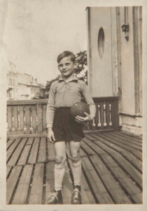 Michael Brwon (damals „Franz Schlesinger“) mit Fußball auf dem Balkon des Hauses Brühlstraße 27 (früher 7), Hannover
