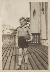 Michael Brwon (damals &bdquo;Franz Schlesinger&ldquo;) mit Fu&szlig;ball auf dem Balkon des Hauses Br&uuml;hlstra&szlig;e 27 (fr&uuml;her 7), Hannover