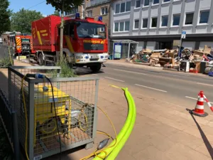 Autos der Feuerwehr Hannover vor zerst&ouml;rtem Mobiliar.