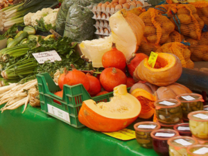 Regionale Gemüsesorten auf einem Wochenmarktstand
