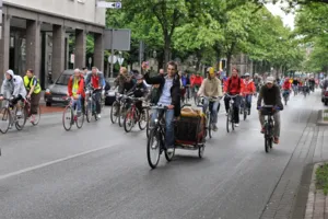 Radlergruppe auf der Marienstra&szlig;e